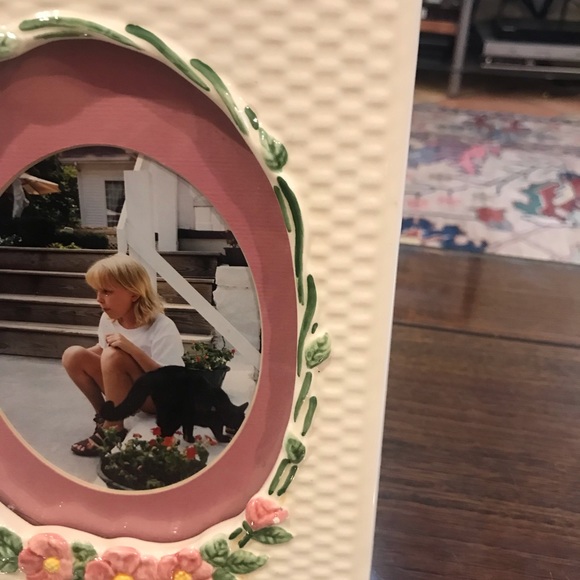 PORCELAIN STANDING PICTURE FRAME - Picture 6 of 8